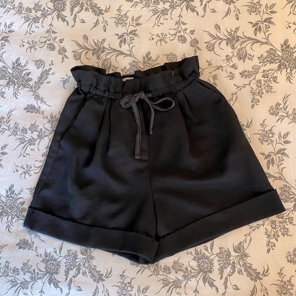 Wilfred Pants - ARITZIA Wilfred Black High Waisted
Paperbag Cuffed Shorts Size:XXS